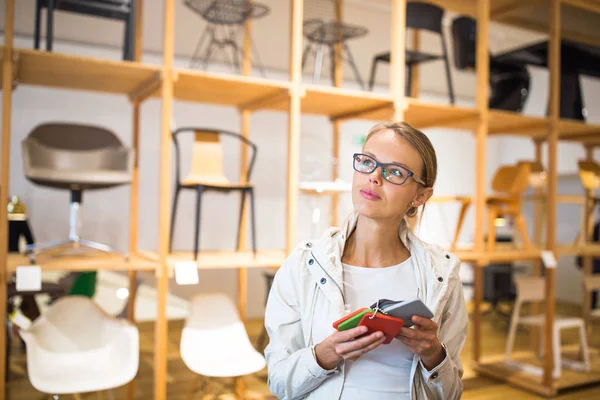 Pretty young woman  choosing the right material/color for her  appartement — Stock Photo, Image