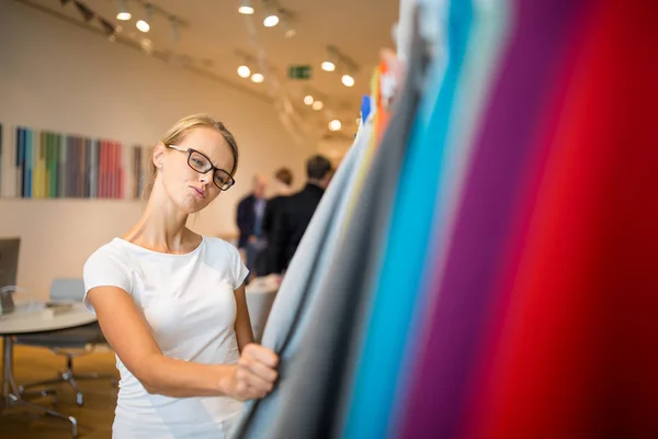 Pretty young woman  choosing the right material/color for her  appartement — Stock Photo, Image