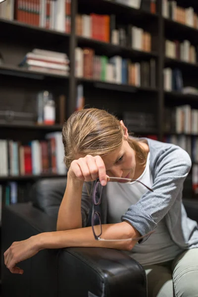 Donna che soffre di depressione Seduta su una sedia (DOF superficiale ) — Foto Stock