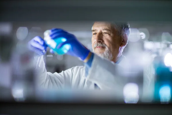 Senior männliche Forscher, die wissenschaftliche Forschung in einem Labor durchführen — Stockfoto