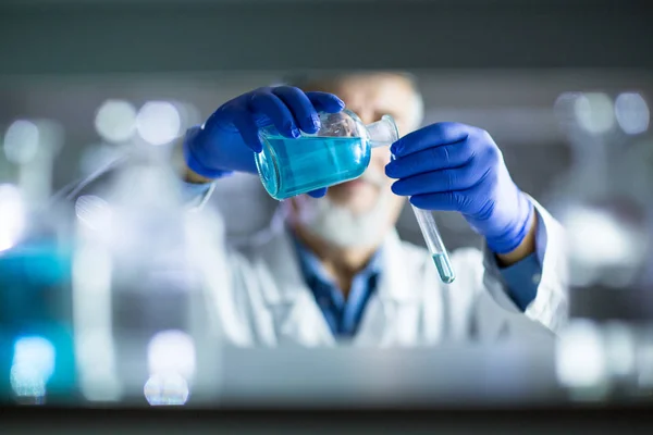 Senior mannelijke onderzoeker uitvoeren van wetenschappelijk onderzoek in een lab — Stockfoto