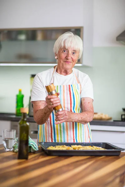 Mulher sênior cozinhar na cozinha — Fotografia de Stock