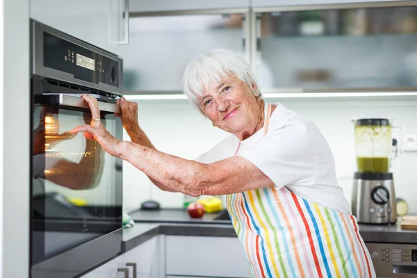 Mujer mayor cocinando en la cocina — Foto de Stock