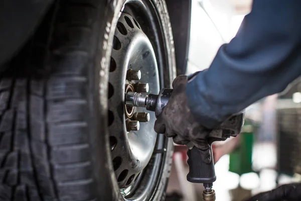 Bir garaj içinde - tekerlekler/tires değiştirme — Stok fotoğraf