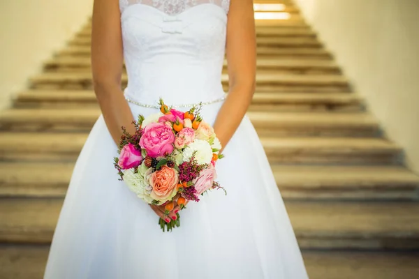 Bellissimo bouquet da sposa nelle mani della sposa — Foto Stock