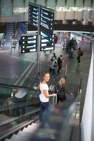 Joven pasajera en el aeropuerto —  Fotos de Stock