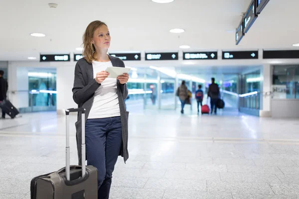 Giovane passeggera in aeroporto, utilizzando il suo tablet — Foto Stock