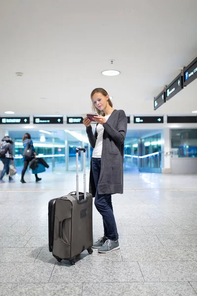 Jovem passageira no aeroporto, usando seu tablet — Fotografia de Stock