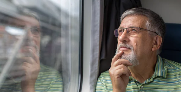 Senior genießt eine Zugfahrt — Stockfoto