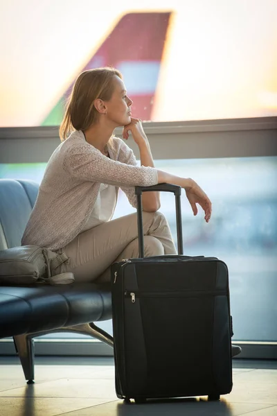 Fiatal női utas a repülőtéren — Stock Fotó