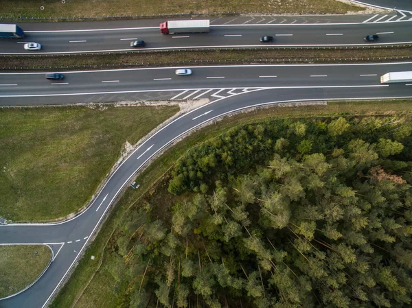 Vista aérea de uma estrada em meio a campos com carros nele — Fotografia de Stock