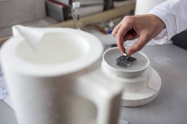 Modern kimya/fizik laboratuarda çalışan bir bilim adamının eller