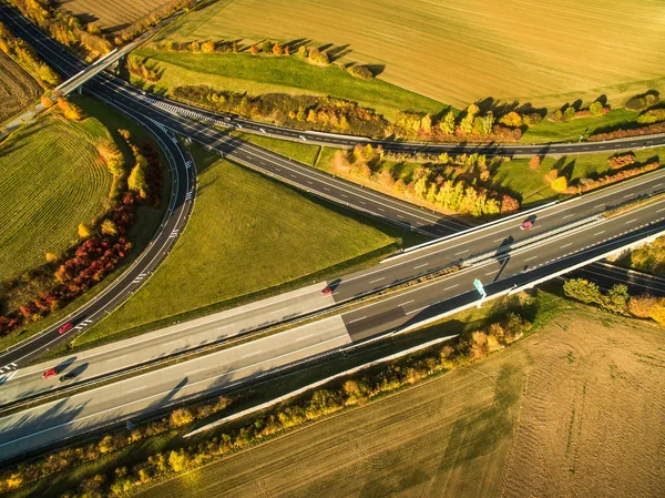 Veduta aerea di un'autostrada in mezzo a campi con auto su di esso — Foto Stock