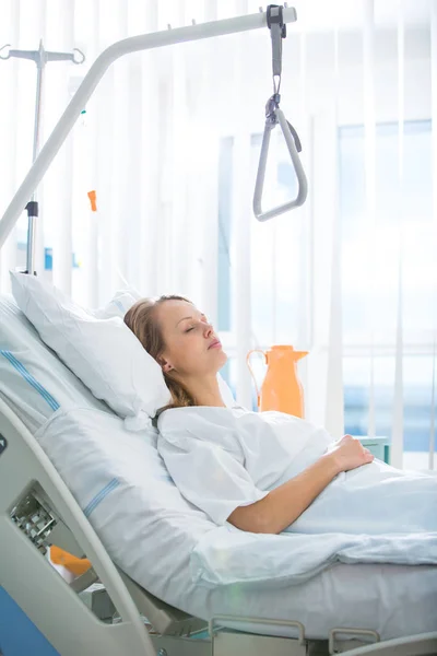 Paciente bonita, jovem e feminina em um quarto de hospital moderno . — Fotografia de Stock