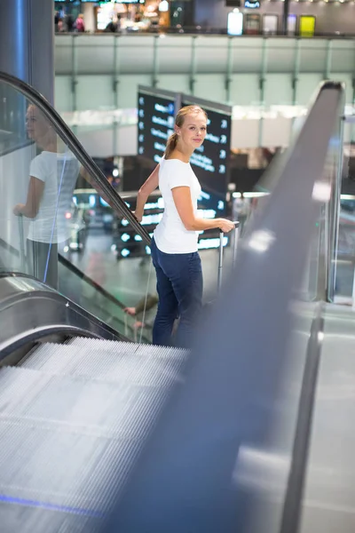 Fiatal női utas: az Airport — Stock Fotó