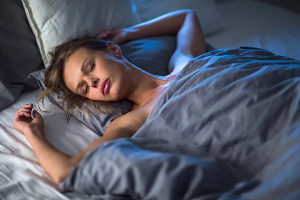 ベッドで寝てる美しい若い女性 — ストック写真