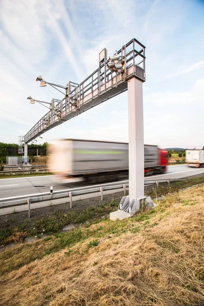 Ciężarówka przechodząc przez bramę opłat na autostradzie — Zdjęcie stockowe