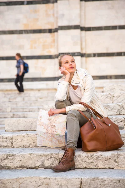 Preciosa turista femenina con un mapa descubriendo una ciudad extranjera —  Fotos de Stock