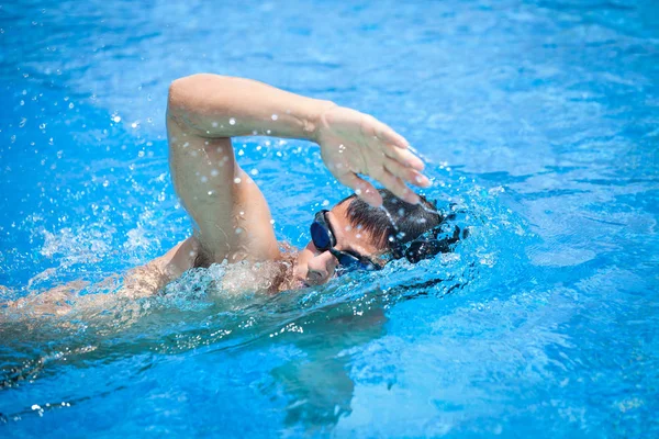 Jonge man de borstcrawl zwemmen in een pool — Stockfoto