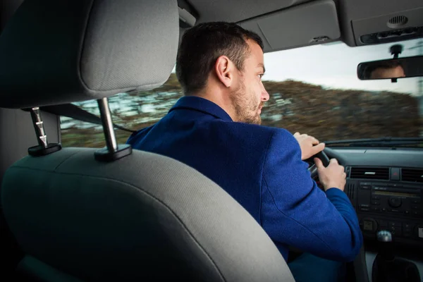 Guidare una macchina - bel giovanotto che guida veloce la sua auto — Foto Stock