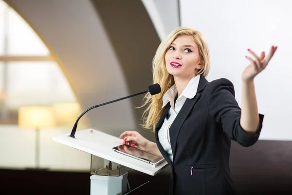 Красивая, молодая деловая женщина делает презентацию — стоковое фото