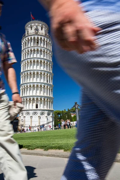 Menigten van toeristen een bezoek aan de scheve toren van Pisa, Toscane, — Stockfoto