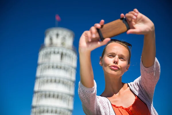 Linda jovem mulher tomando uma selfie com seu telefone inteligente — Fotografia de Stock