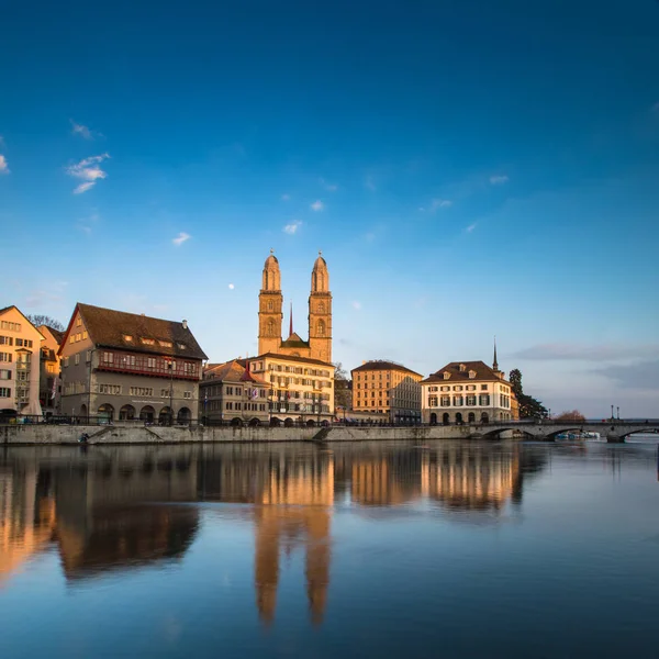 Zurich, Suiza - vista con la iglesia de Grossmunster — Foto de Stock