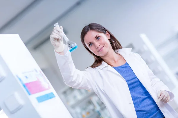 Retrato de una estudiante de química que realiza investigaciones en laboratorio — Foto de Stock