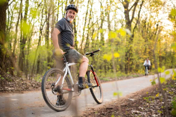 Hombre mayor en su bicicleta de montaña al aire libre — Foto de Stock