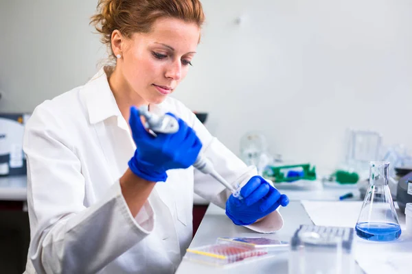 Portret kobiety naukowca prowadzenia badań w Laboratorium chemii — Zdjęcie stockowe