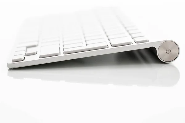 Modernes Keyboard auf weißem Hochglanztisch — Stockfoto