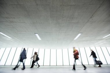 Havaalanı acele: bavulları ile insanlar 