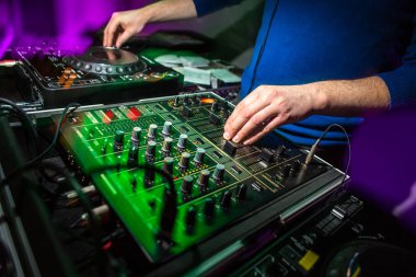 Müzik karıştırıcı bir partide DJ's ellere 