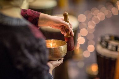 Tibet şarkı kasesinde çalan kadın 