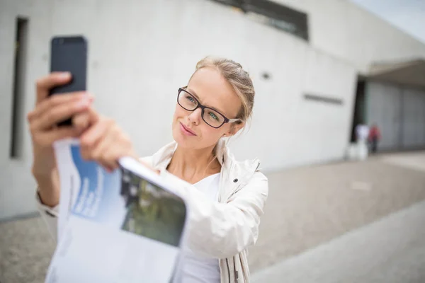 Kadın turist selfie fotoğrafı çekiyor — Stok fotoğraf