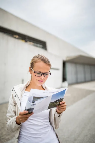 Gelukkige jonge vrouwelijke toerist met kaart — Stockfoto