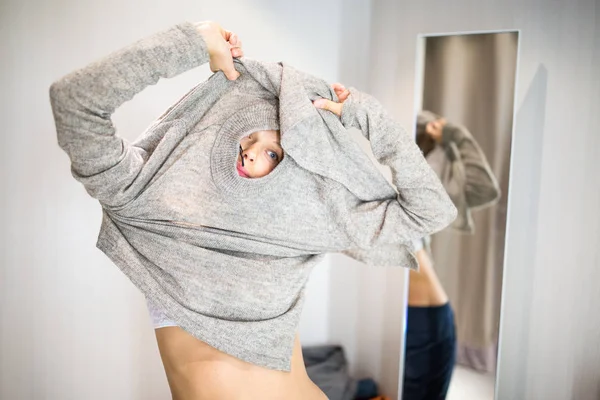 Jovem mulher fazendo compras em uma loja de moda — Fotografia de Stock