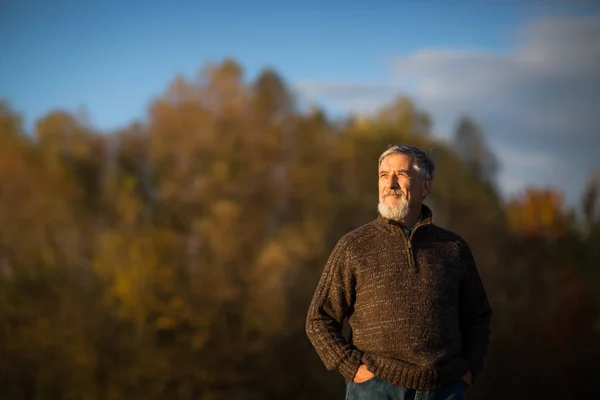 Retrato de un hombre mayor al aire libre — Foto de Stock