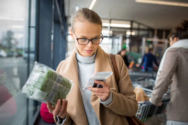 Frau kauft Lebensmittel in einem Supermarkt / Einkaufszentrum — Stockfoto