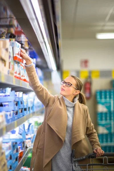 Mujer de compras de alimentos y frutas — Foto de Stock