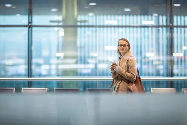 Jonge vrouwelijke passagier op de luchthaven — Stockfoto