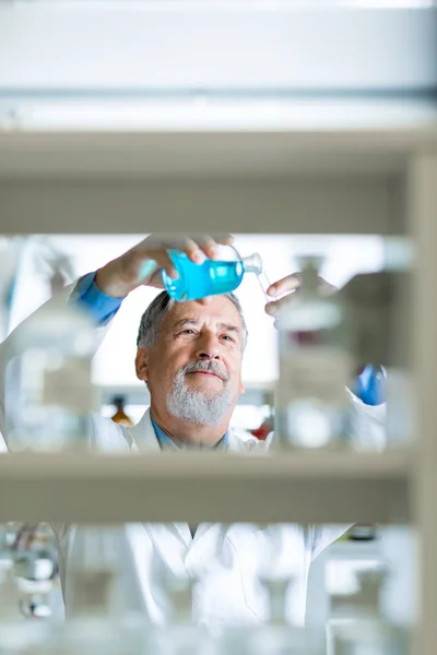 Male researcher carrying out scientific research — Stock Photo, Image