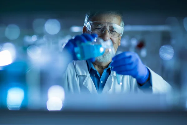 Male researcher carrying out scientific research — Stock Photo, Image