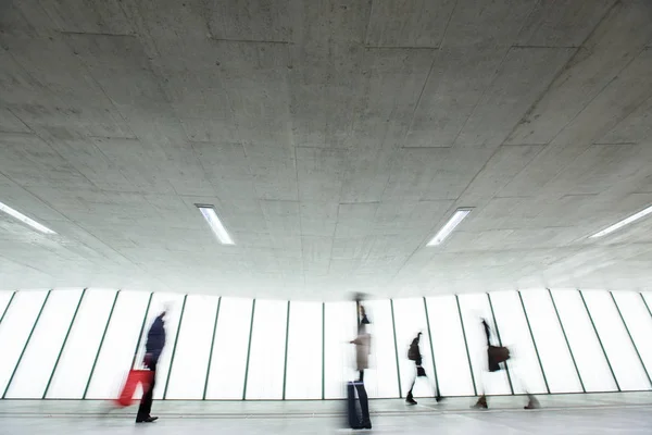 Bavulları bir koridor boyunca yürüyen insanlar — Stok fotoğraf