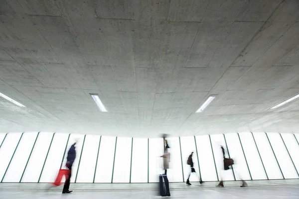 People with their suitcases walking along a corridor — Stock Photo, Image