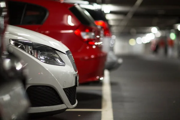 Carros no estacionamento subterrâneo — Fotografia de Stock