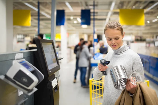 Wanita menggunakan self service checkout di sebuah toko — Stok Foto