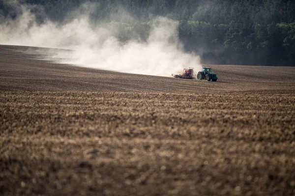 Champ de labour tracteur — Photo