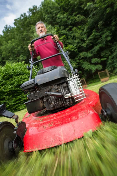 Senior man klipper gräsmattan — Stockfoto